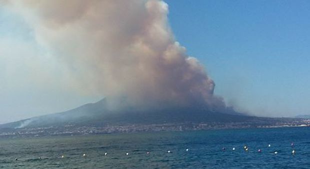 Vesuvio «fumante»: l'incendio doloso è sotto controllo