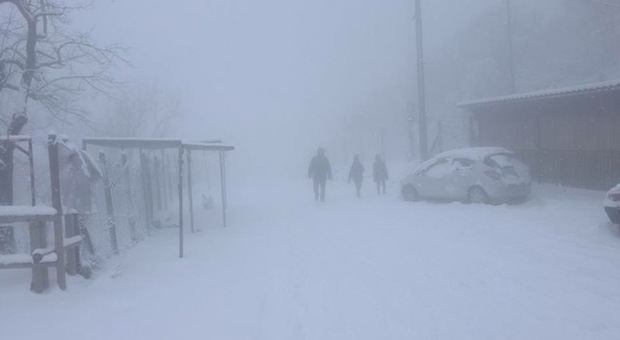 Tempesta di neve sul Vesuvio: auto e turisti intrappolati a quota mille