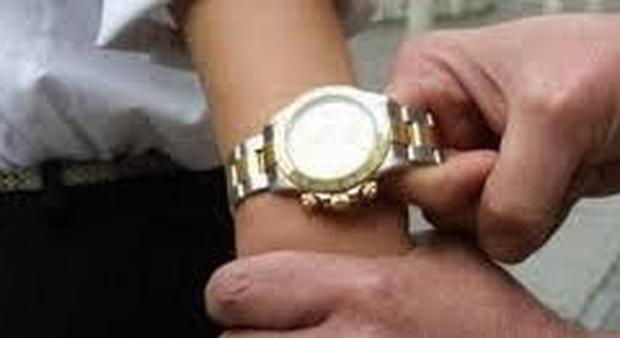 Derubati di due orologi con la tecnica dell'abbraccio ma riescono a recuperarli: ecco cosa è successo