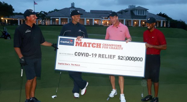 Golf, Woods batte Mickelson: rivincita solidale da 20 milioni