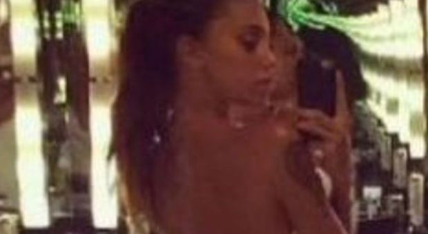 Belen colpisce ancora con un selfie, schiena nuda e asciugamano in bil