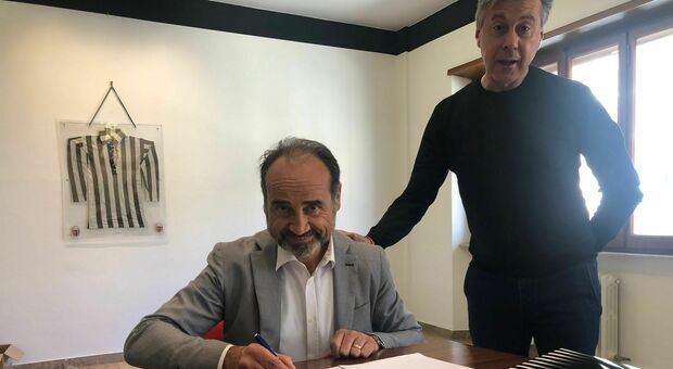 Fabio Lupo e il dg Piero Ducci durante la firma