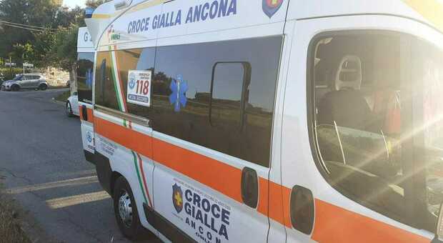 Ancona, paura per un anziano centrato in pieno da una bici contromano: è all'ospedale