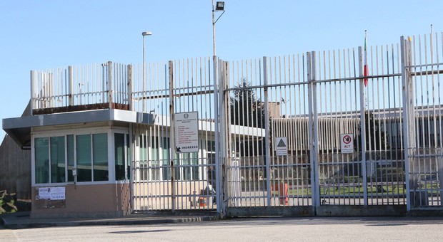 Uno smartphone nella cella di un detenuto napoletano