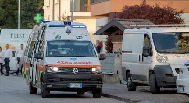 Ambulanza bloccata dalle bancarelle in piazza: scoppia il caso