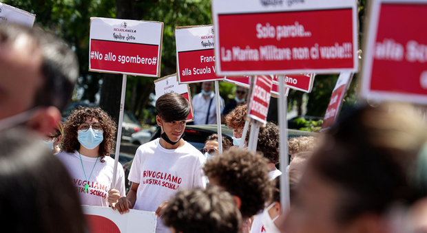 Napoli, sit-in di protesta al Molosiglio: «No allo sfratto della scuola di vela»