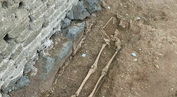 Roma, svelato il mistero dello scheletro trovato sull'Appia Antica: «Era un parente di papa Bonifacio VIII»
