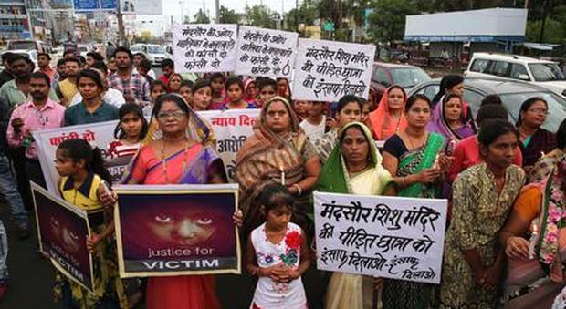Bimba di tre anni stuprata a Nuova Delhi, è gravissima: India sotto choc