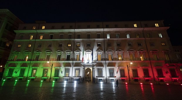 immagine Coronavirus, Palazzo Chigi si tinge di tricolore