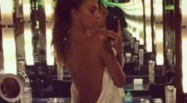 Belen, selfie hot: schiena nuda e asciugamano in bilico