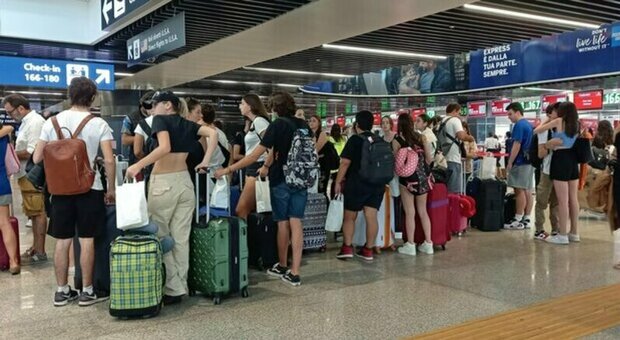 Baleari, turisti italiani bloccati in aeroporto per il maltempo. Hotel pieni e aerei indisponibili fino al 31 agosto