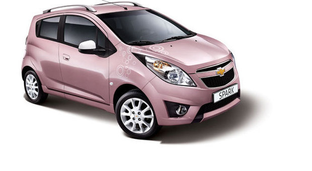 La Chevrolet Spark Pink: il colore evidenzia che è un modello dedicato soprattutto al pubblico femminile
