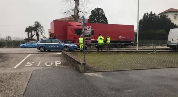 Pontebbana in tilt: scontro fra due camion e tre auto, due feriti