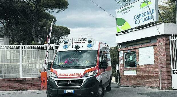 Un'ambulanza davanti all'ospedale Cotugno