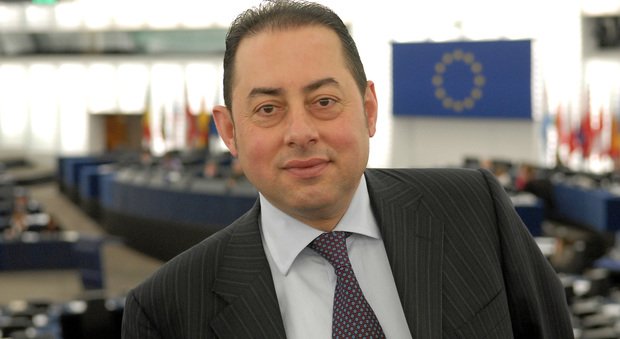 Pittella: «Dal premier britannico un bluff al tavolo di poker»