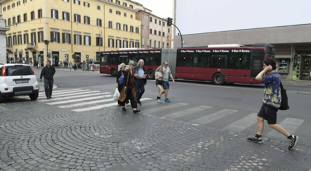 Turiste minacciate da un senzatetto ubriaco a piazza Vittorio. «Era completamente fuori controllo»