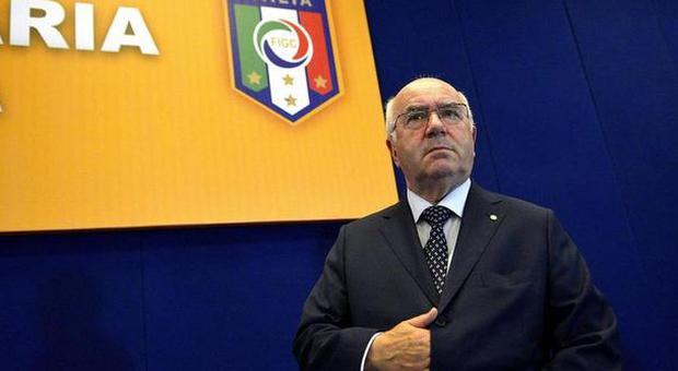 Tavecchio: "Ho i club dalla mia, non mi ritiro". ​Spunta la petizione online contro la candidatura