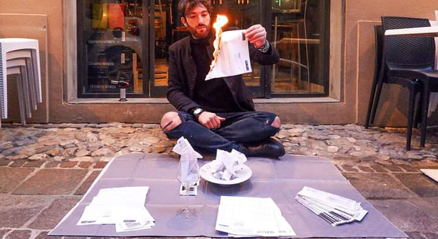 Covid, barista brucia le bollette per protesta. Telefonata di Salvini a Ciardelli