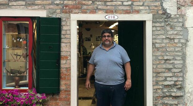 Diego Chiaranda nel suo magazzino, tornato "triste" com'era prima dei suoi abbellimenti