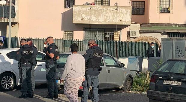 Roma, 41enne gambizzato sul litorale con due colpi di pistola: indaga la polizia