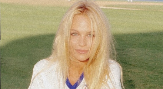 Pamela Anderson rivela dettagli hot sul presunto rapporto a tre di Jack Nicholson. «Mi detto grazie cara»