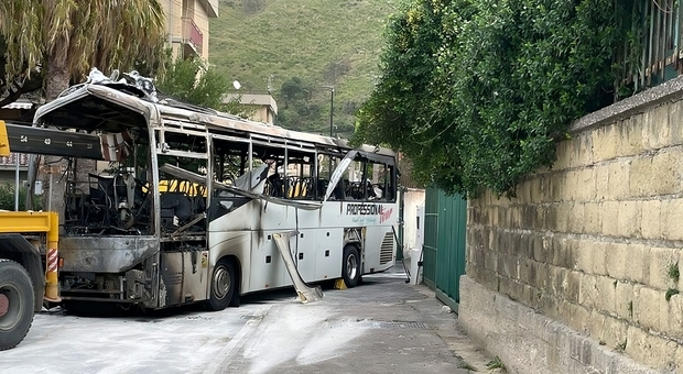 Foto del bus incendiato