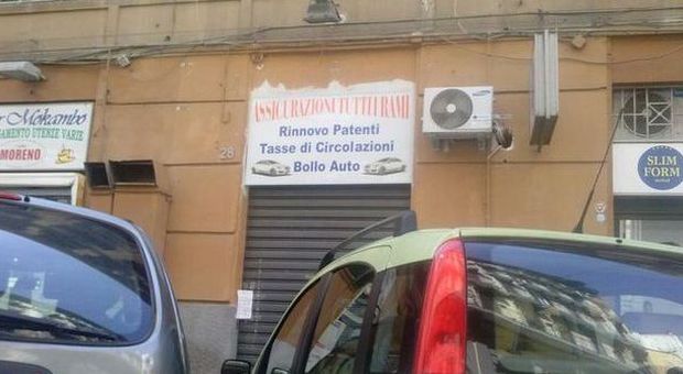 Napoli. Falsa agenzia assicurativa nel centro città gestita da due pregiudicati, sequestri della polizia