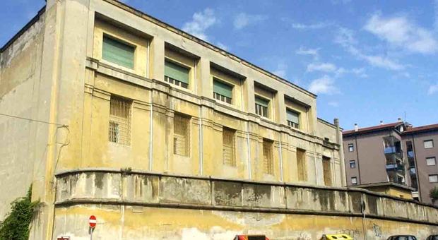 Pesaro, la bora squassa l'ex carcere: piovono calcinacci sulla strada