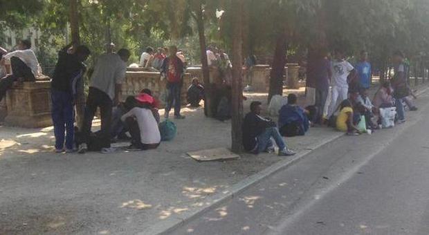 Milano, profughi a Porta Venezia: i residenti si ribellano