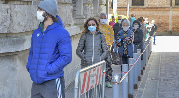 Pensionati in attesa fuori dall'Ufficio postale di Rovigo in corso del Popolo