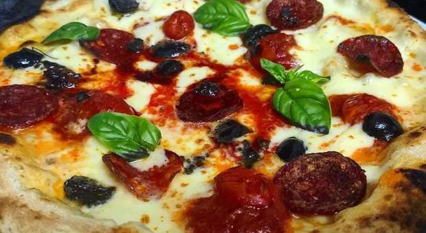 Le frasi di De Luca diventano pizze gourmet: ecco cinghialona e fratacchiona