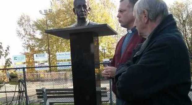La statua in onore di Giorgio Perlasca