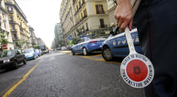 Napoli, scippo del cellulare a Corso Umberto: ferma il rapinatore e lo fa arrestare