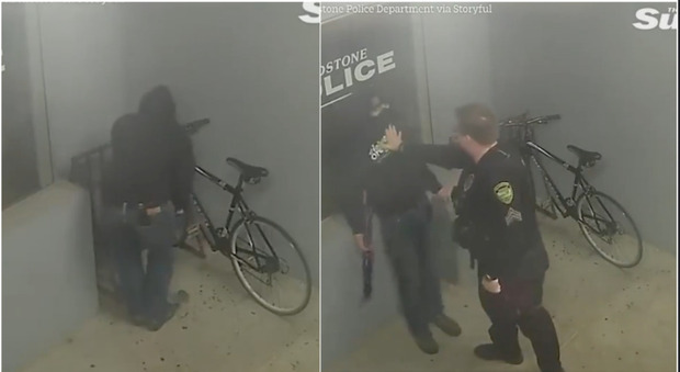 Il ladro più imbranato del mondo: tenta di rubare una bicicletta alla stazione di polizia