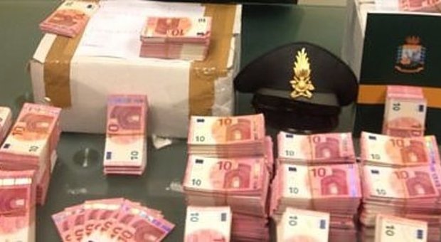 500mila euro falsi in pezzi da 10 nel Napoletano: bloccato un milanese
