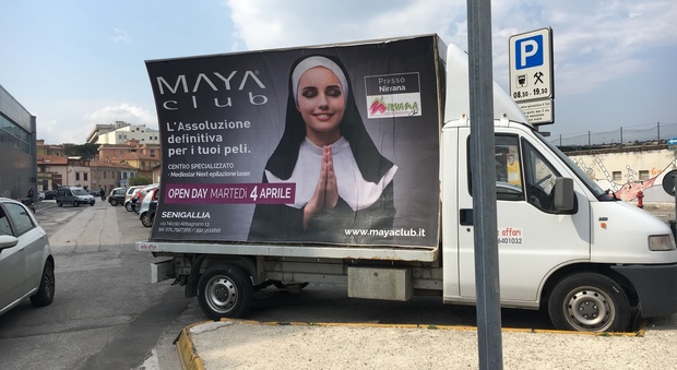 Il cartellone pubblicitario fa discutere La protesta del parroco del Duomo