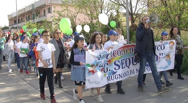 Mugnano, scuola intitolata a vittima innocente di camorra, studenti in marcia