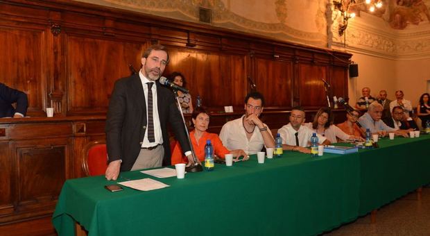 Rieti, nono dirigente in Comune: guerra frontale tra l'ex sindaco Petrangeli e l'assessore De Santis