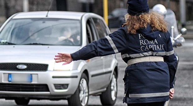 Roma, stop alle auto: 1.300 controlli e 185 multe in mattinata