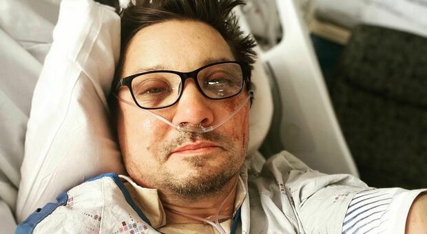 Jeremy Renner, la foto dal letto d'ospedale: «Sono messo male ma grazie per l'affetto»