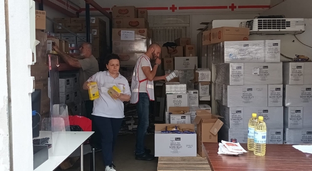 La distribuzione dei pacchi alimentari: la missione mensile dei giovani volontari della Croce rossa di Rieti