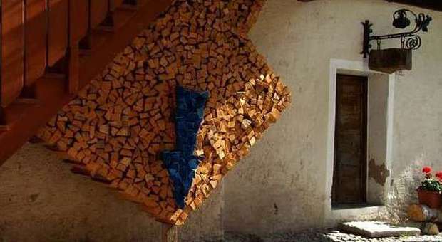 Il borgo dove le cataste di legna diventano arte