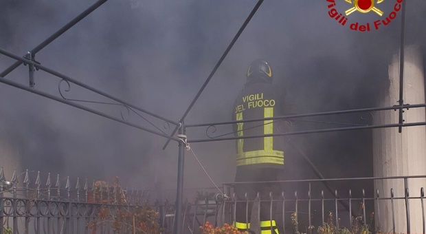 Teora, casa in fiamme: anziani salvati dai pompieri