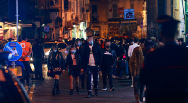 Movida a Napoli: denunciato 18enne a via Toledo armato di coltello