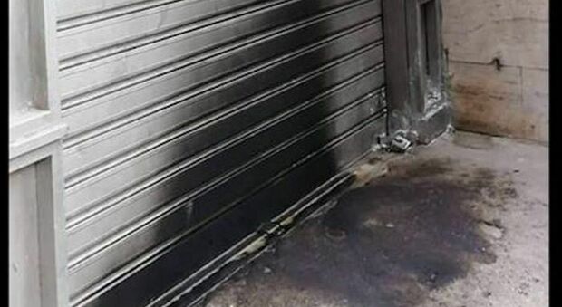 Napoli, incendiata la saracinesca di un bar a Capodimonte: indagini