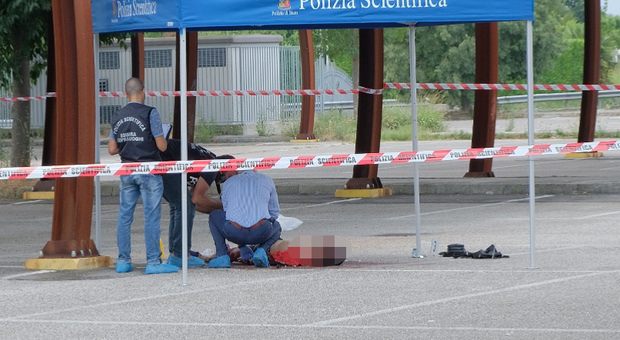 Un uomo ucciso a colpi di sciabola: trovato cadavere nel parcheggio dell'Euganeo
