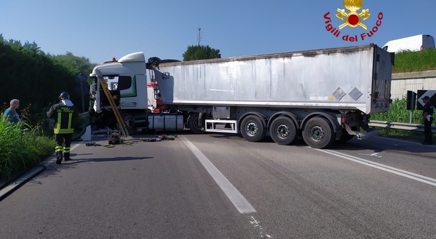 Scontro violentissimo sulla Romea Tir distrugge furgone, grave l'autista Il camion di traverso blocca la statale