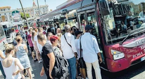 Trasporto pubblico nella Capitale, dai bus ai treni: un’ora e mezzo al giorno persa