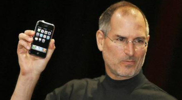 IPhone del 2007 (mai aperto) va all'asta, collezionisti impazziti: «Verrà pagato almeno 50.000 dollari»