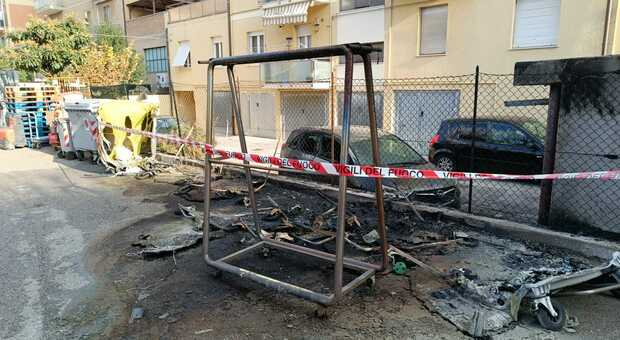 Piazza Redi, il ritorno dei baby vandali: non solo cassonetti incendiati, anche vasi e arredi rotti